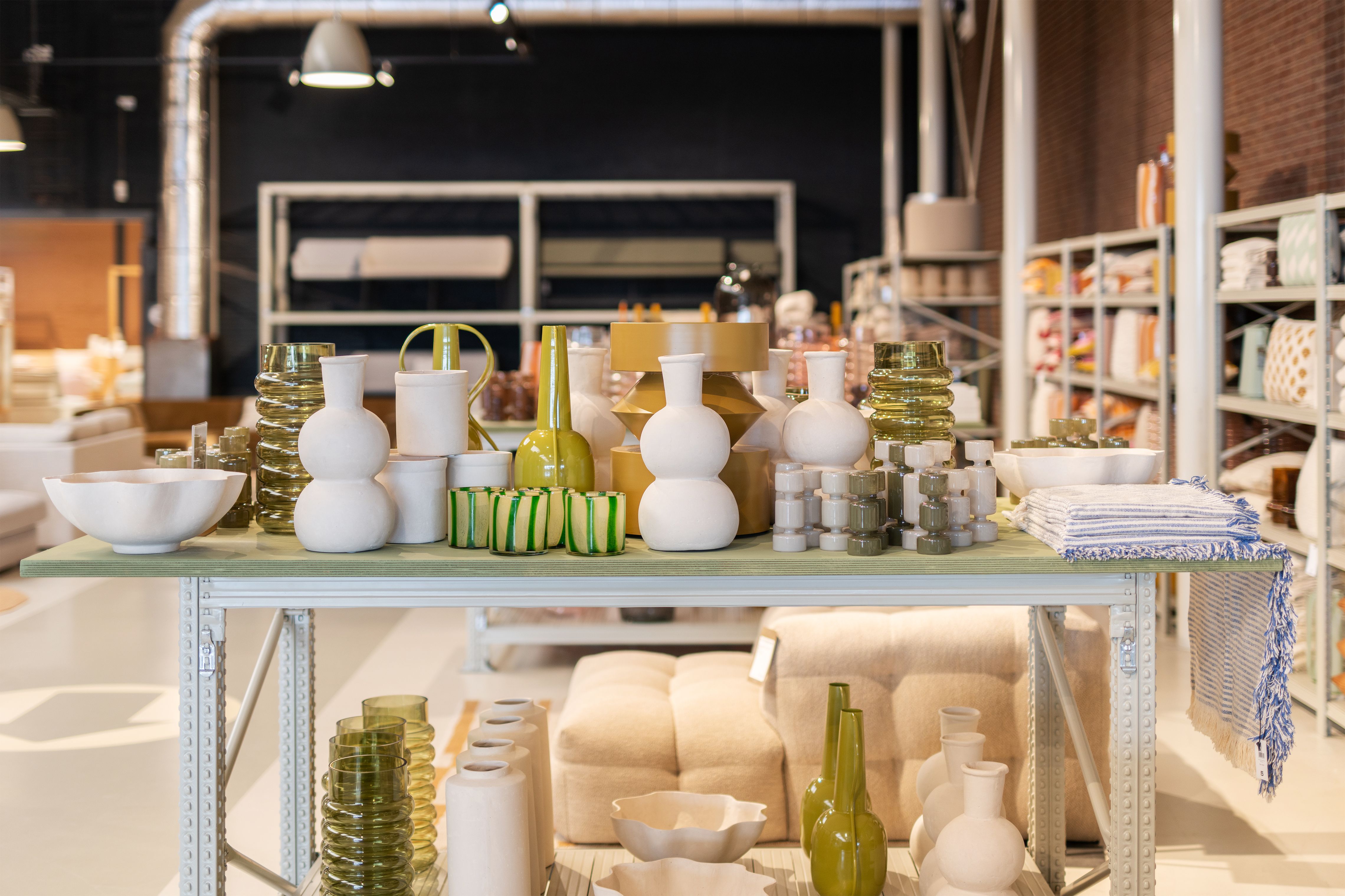 Stelling met woonaccessoires in wit en groentinten