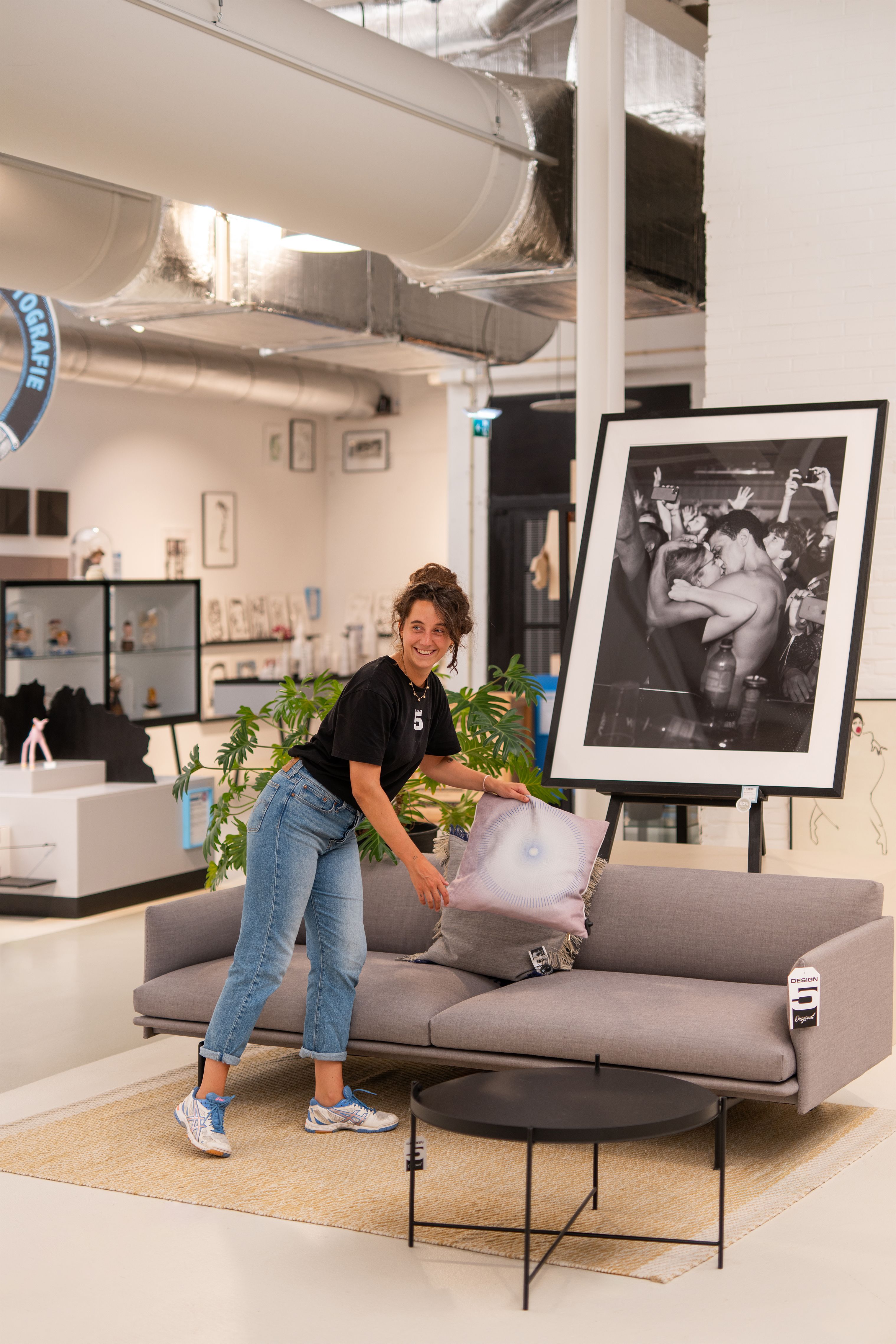 Loods 5 designafdeling grijze bank met schilderij