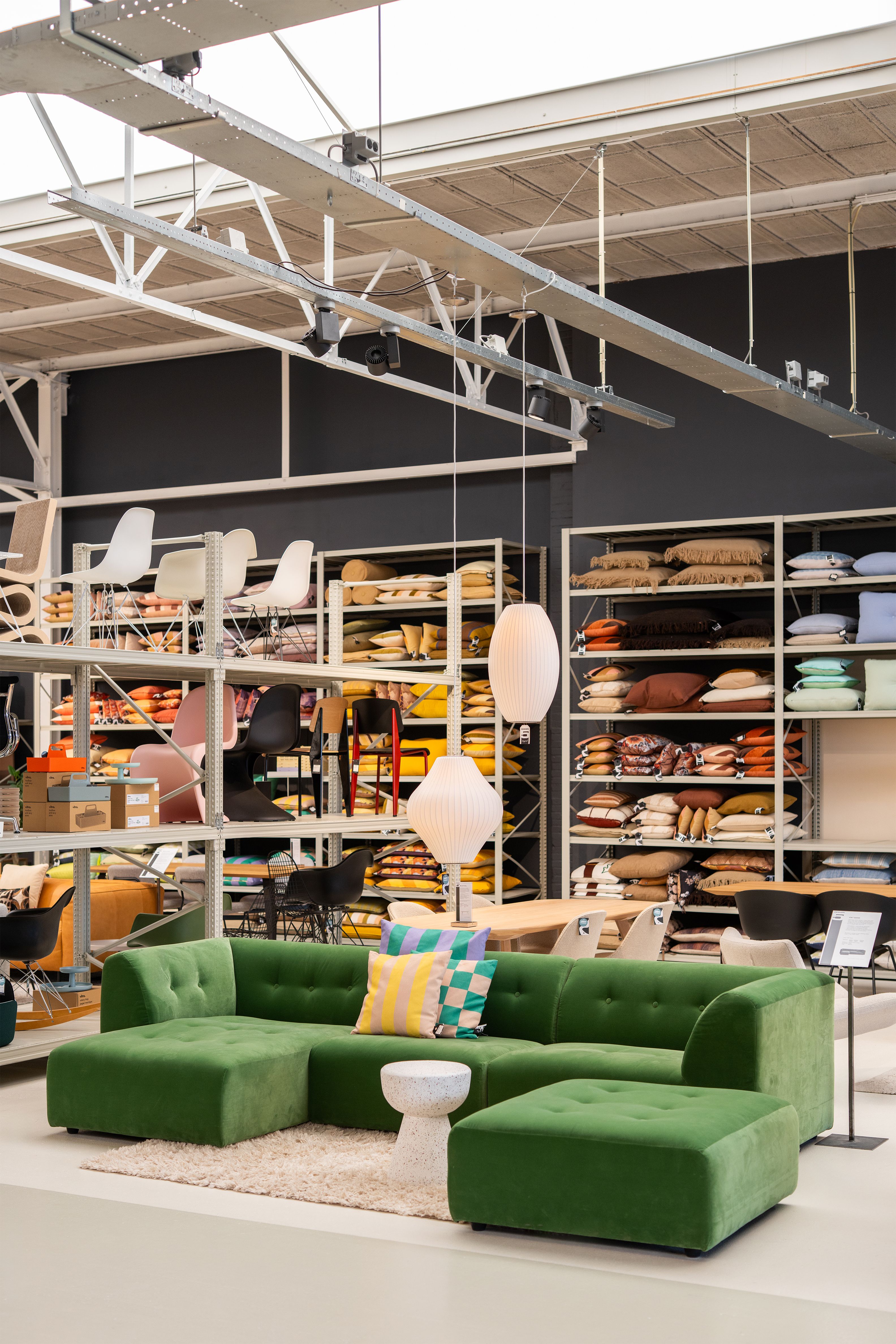 Grote groene bank in Loods 5 winkel