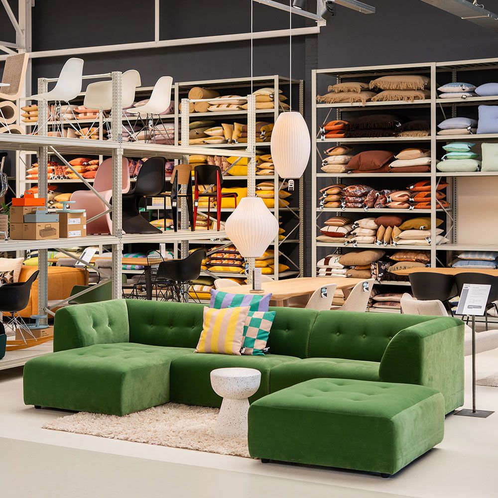 grote groene bank op de design afdeling bij Loods 5