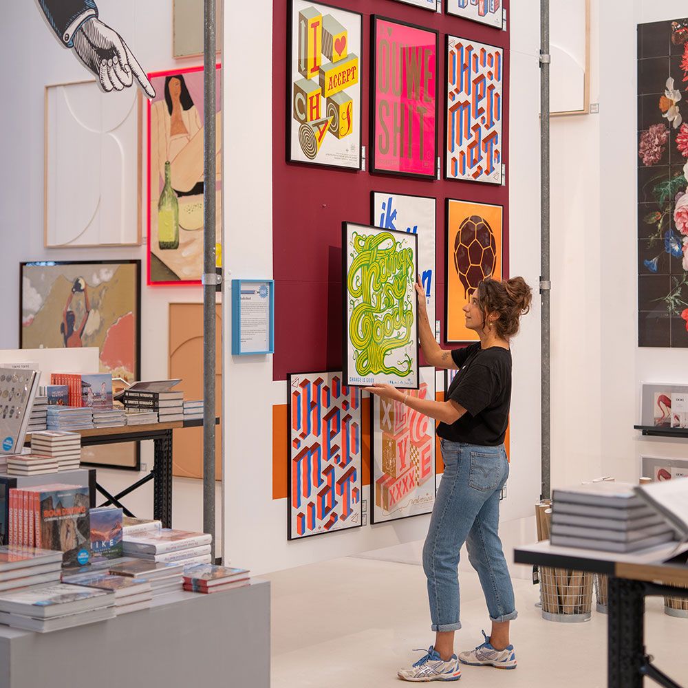 Grote wand met kunst in Loods 5 winkel