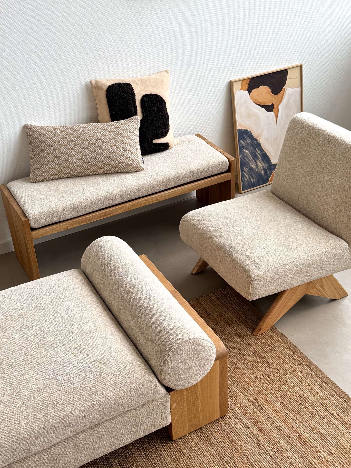Naturel kleurige loungecollectie staat op jute vloerkleed
