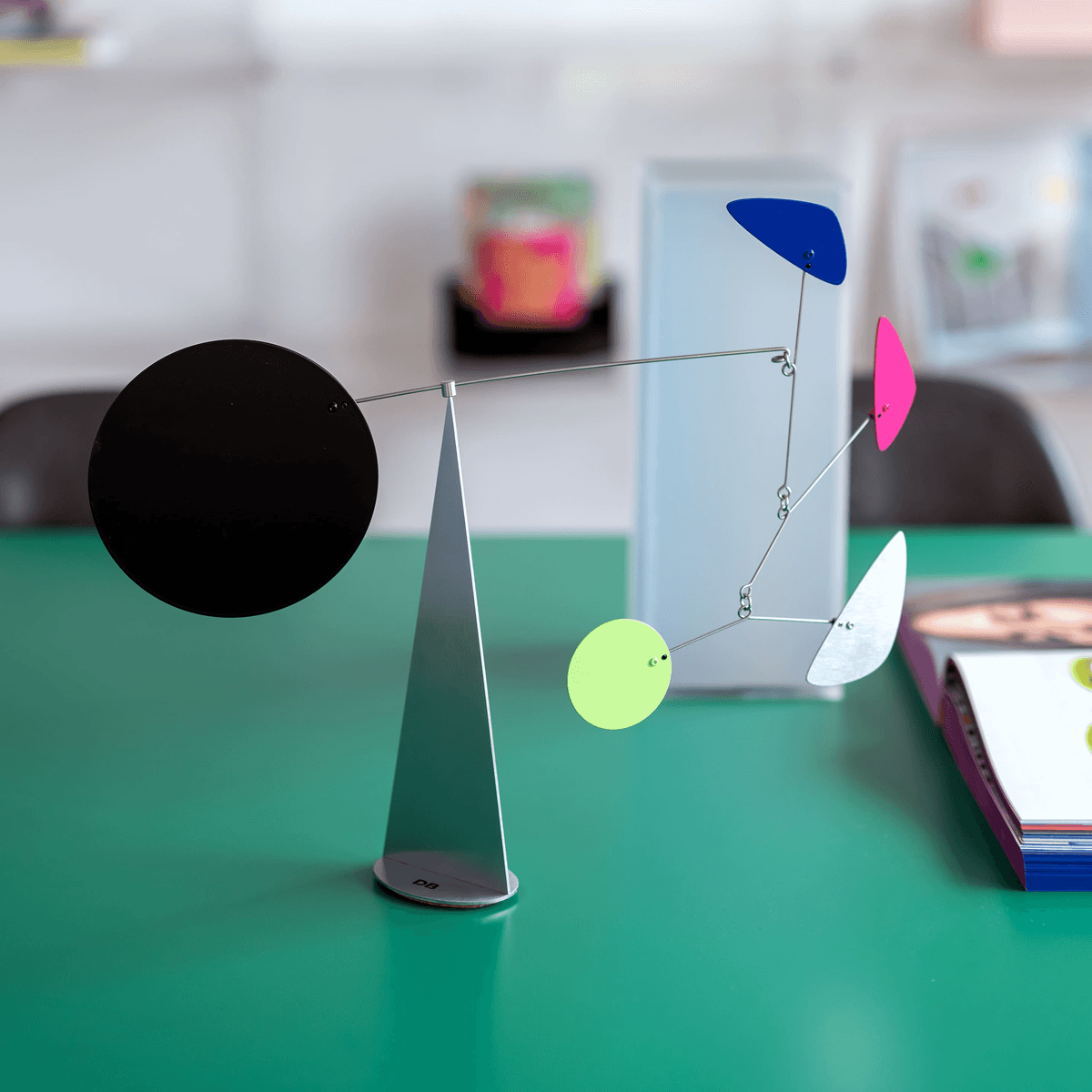 mobiel op groene tafel