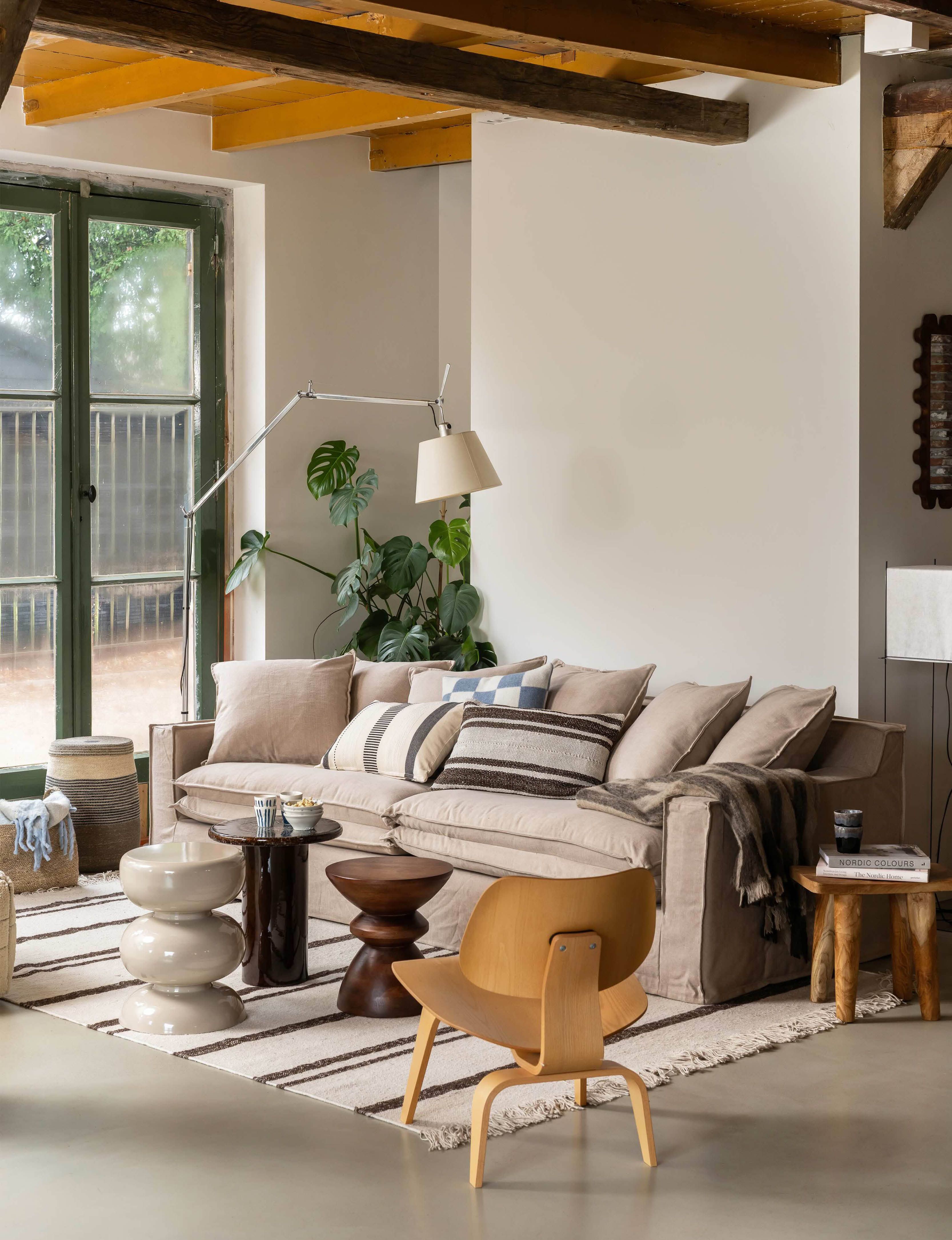 Landelijke woonkamer met beige bank en natuurlijke materialen