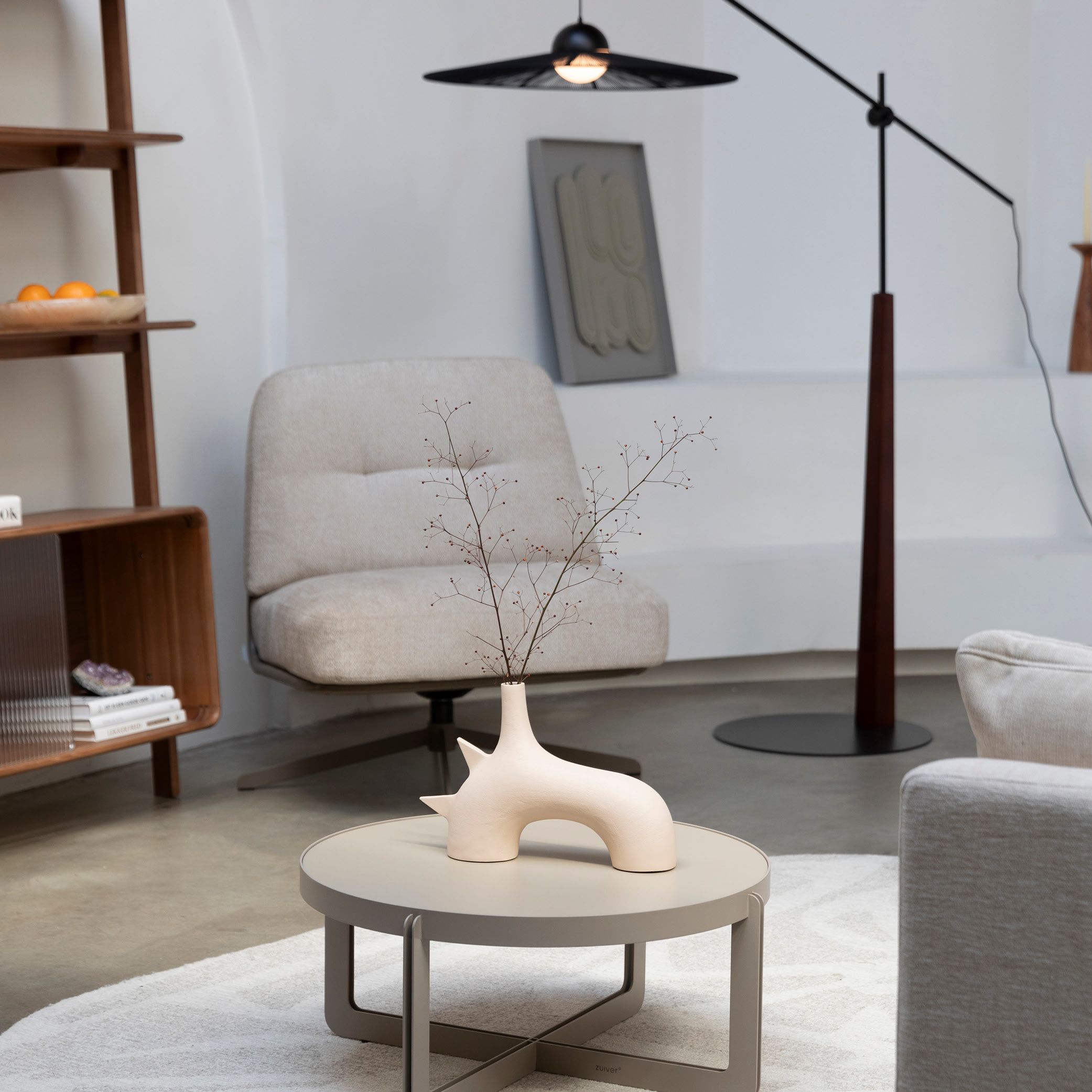 Zithoek ingericht met Zuiver salontafel, fauteuil en staande lamp