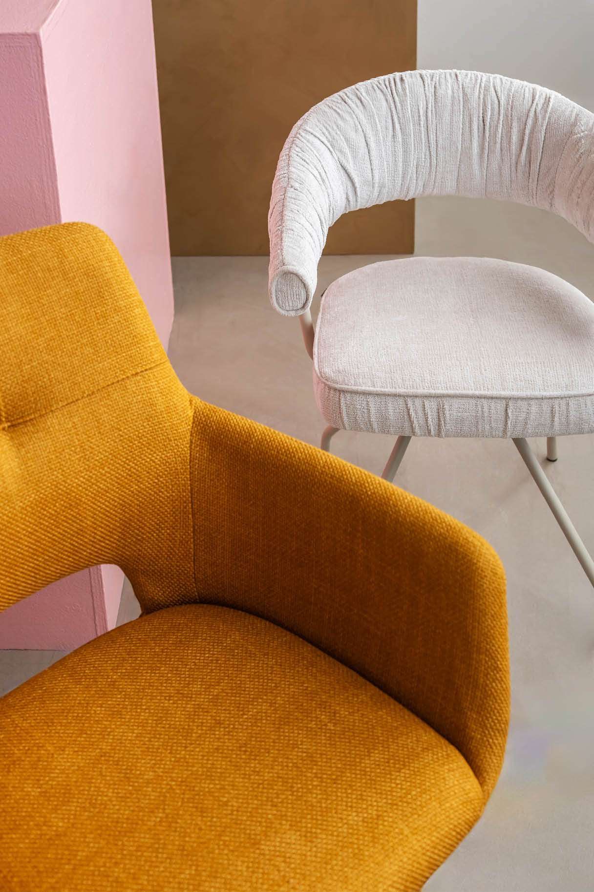 Closeup o-form stoelen oranje en wit