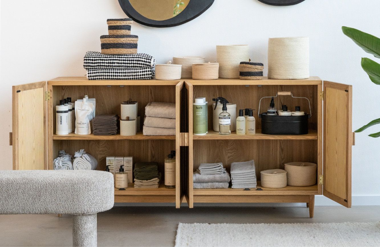 Een stijlvolle kast met opbergmanden en glazen potten