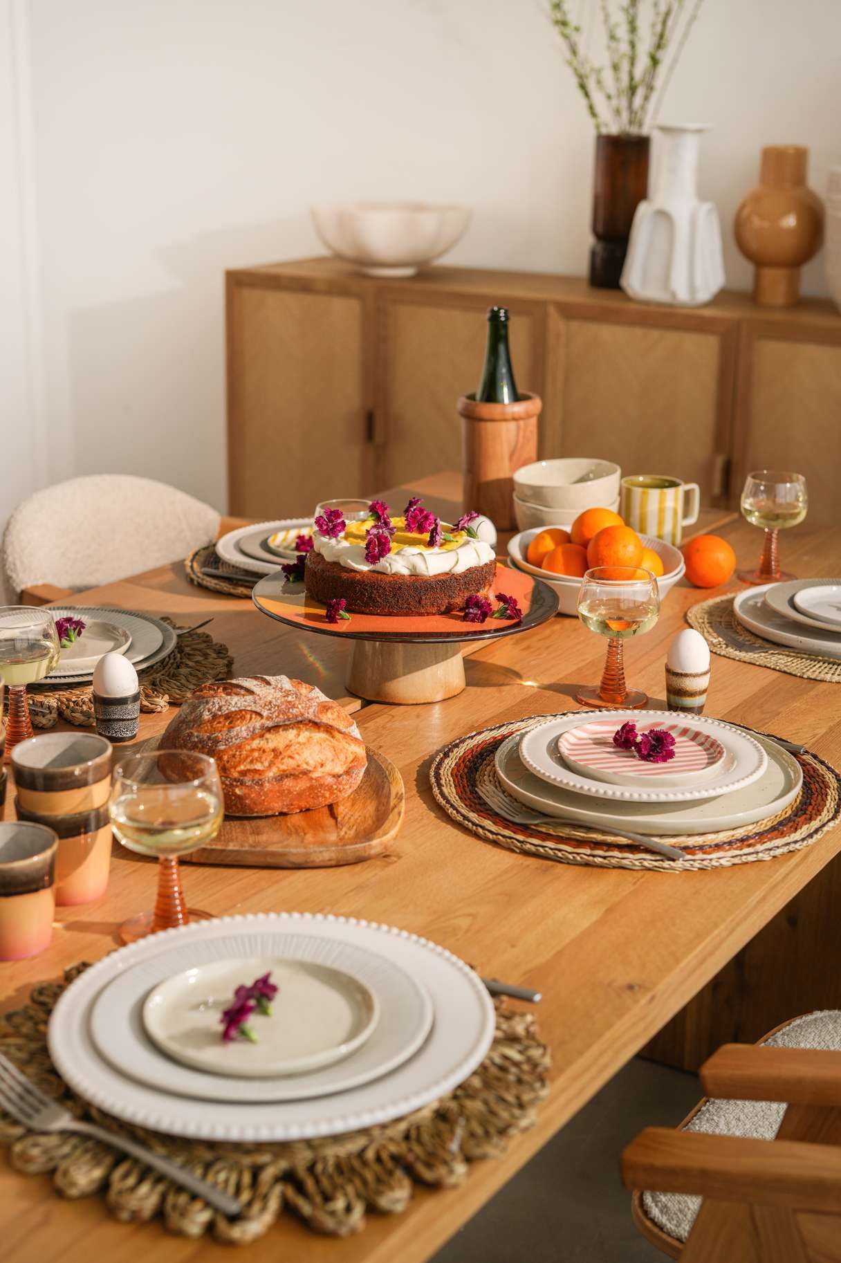 Gedekte eikenhouten tafel