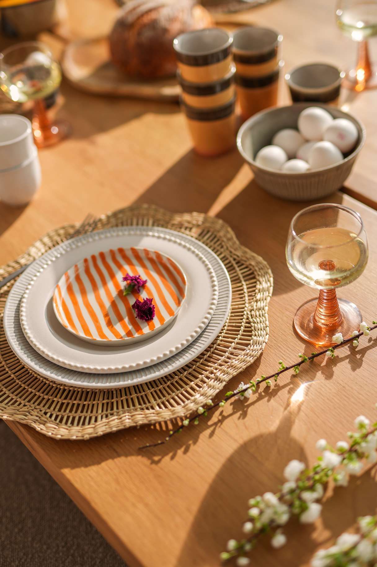 Borden op gedekte tafel met placemat