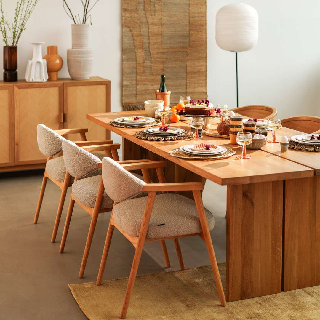 Houten tafel gedekte voor Pasen