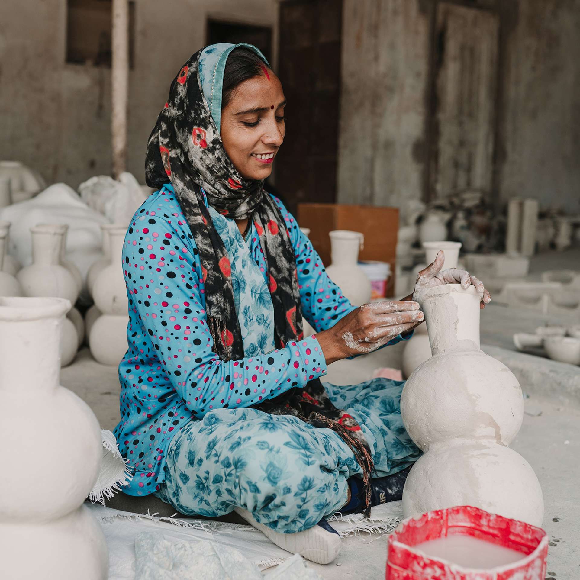 Vrouw uit India die papier maché vaas maakt