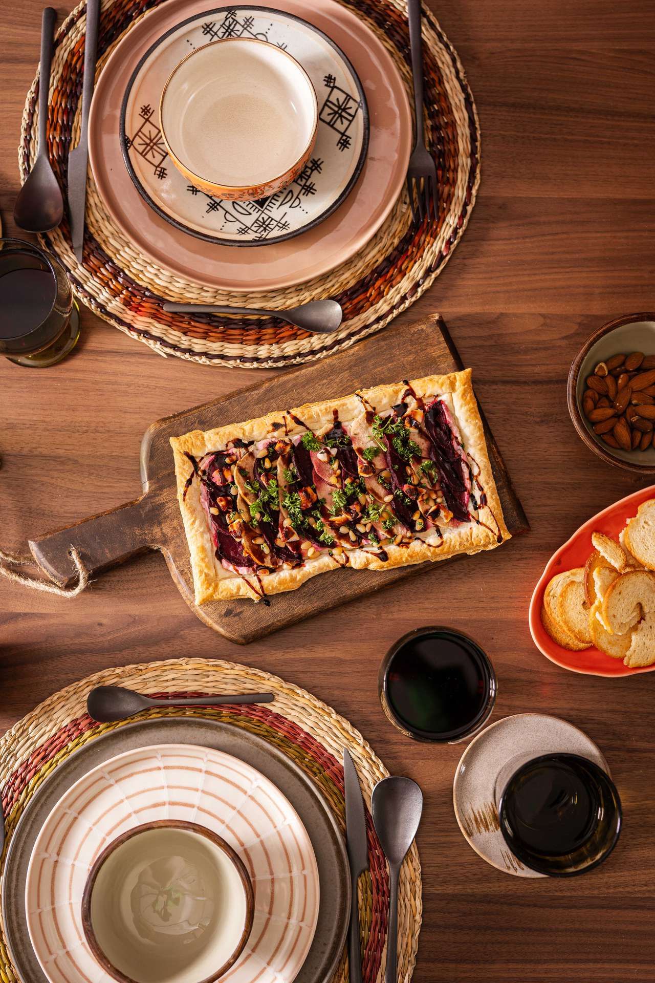 Bruine houtent afel met servies en plaattaart