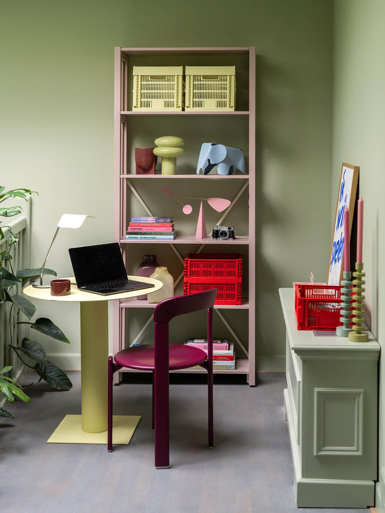 Groene werkkamer met design items