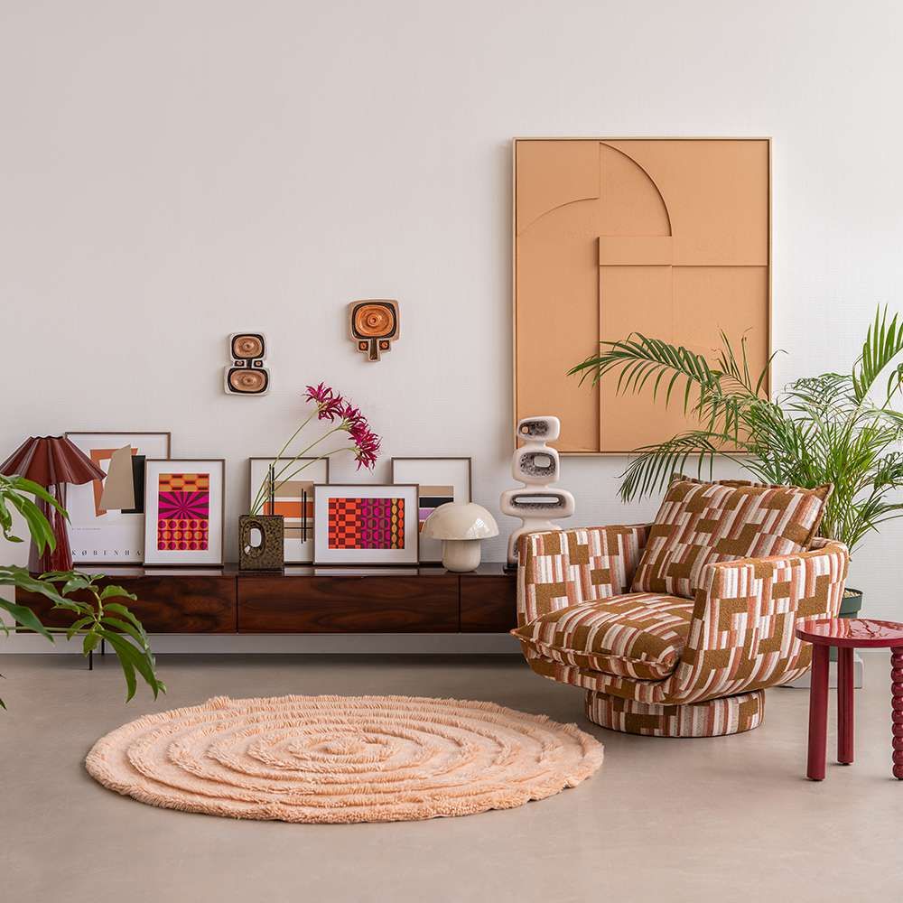 Zithoek met fauteuil en kunstwerken met prints