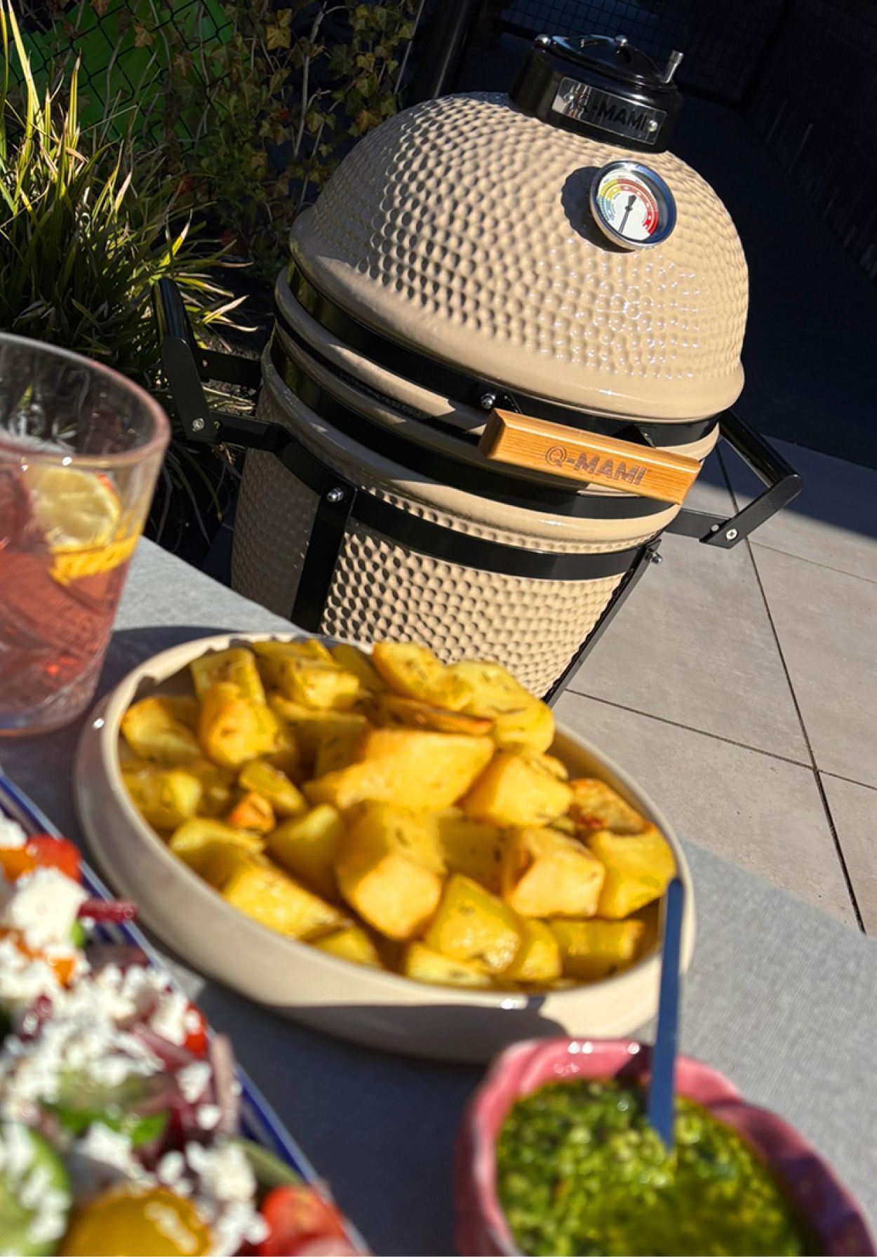 Beige Q-mami kamado bbq met tafel ervoor