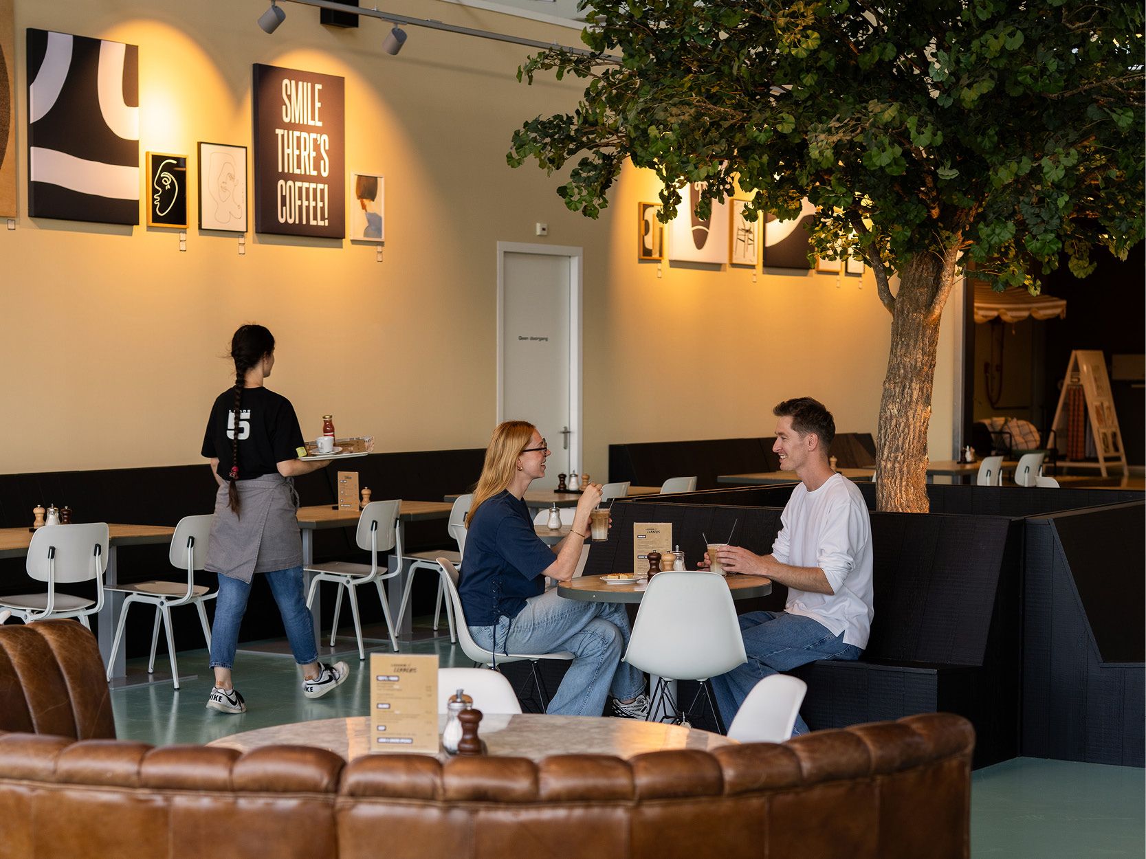 2 mensen in het Loods 5 restaurant