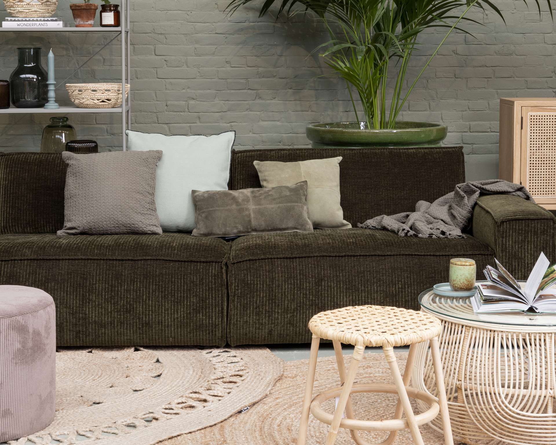 Woonkamer donkergroene ribstof bank