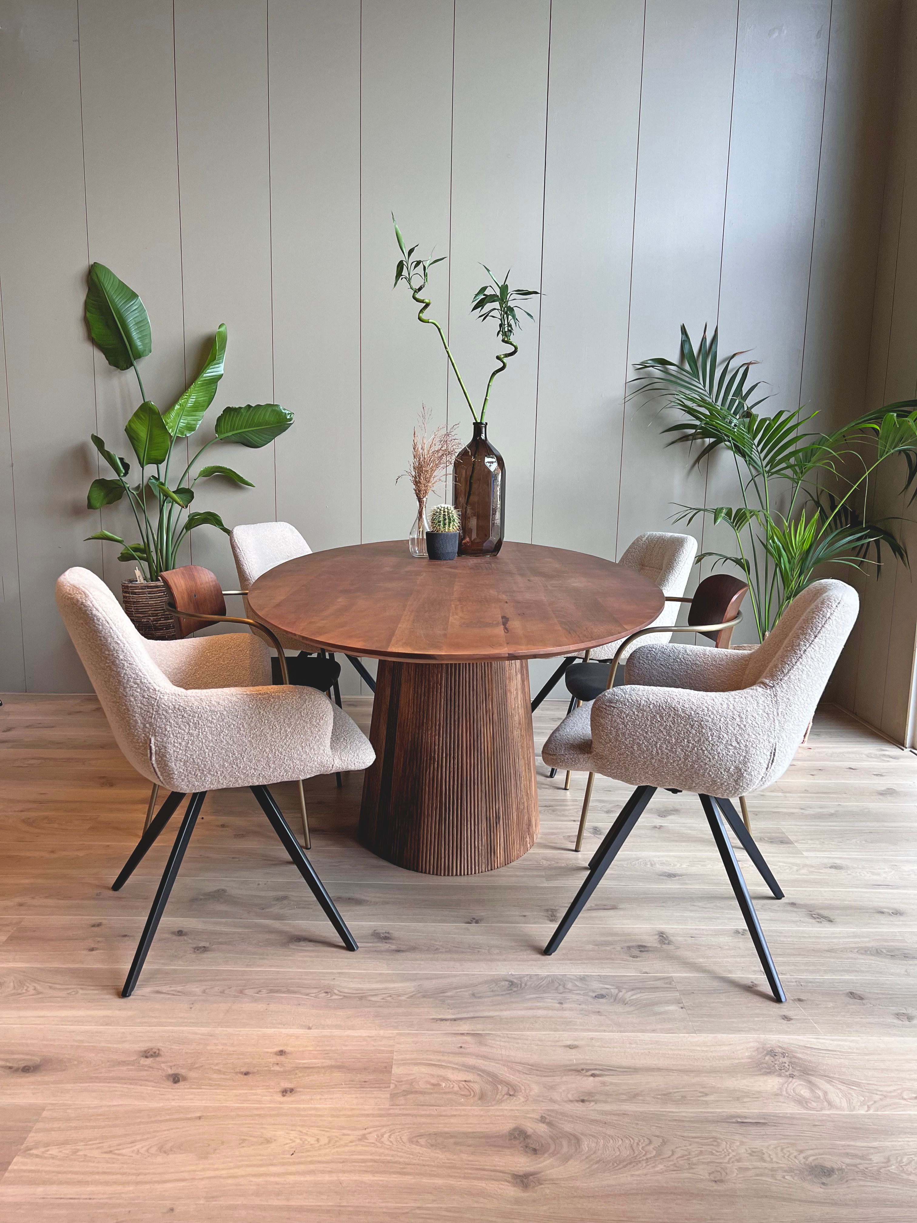 Old Inn Wonen rome eettafel rond met beige stoelen