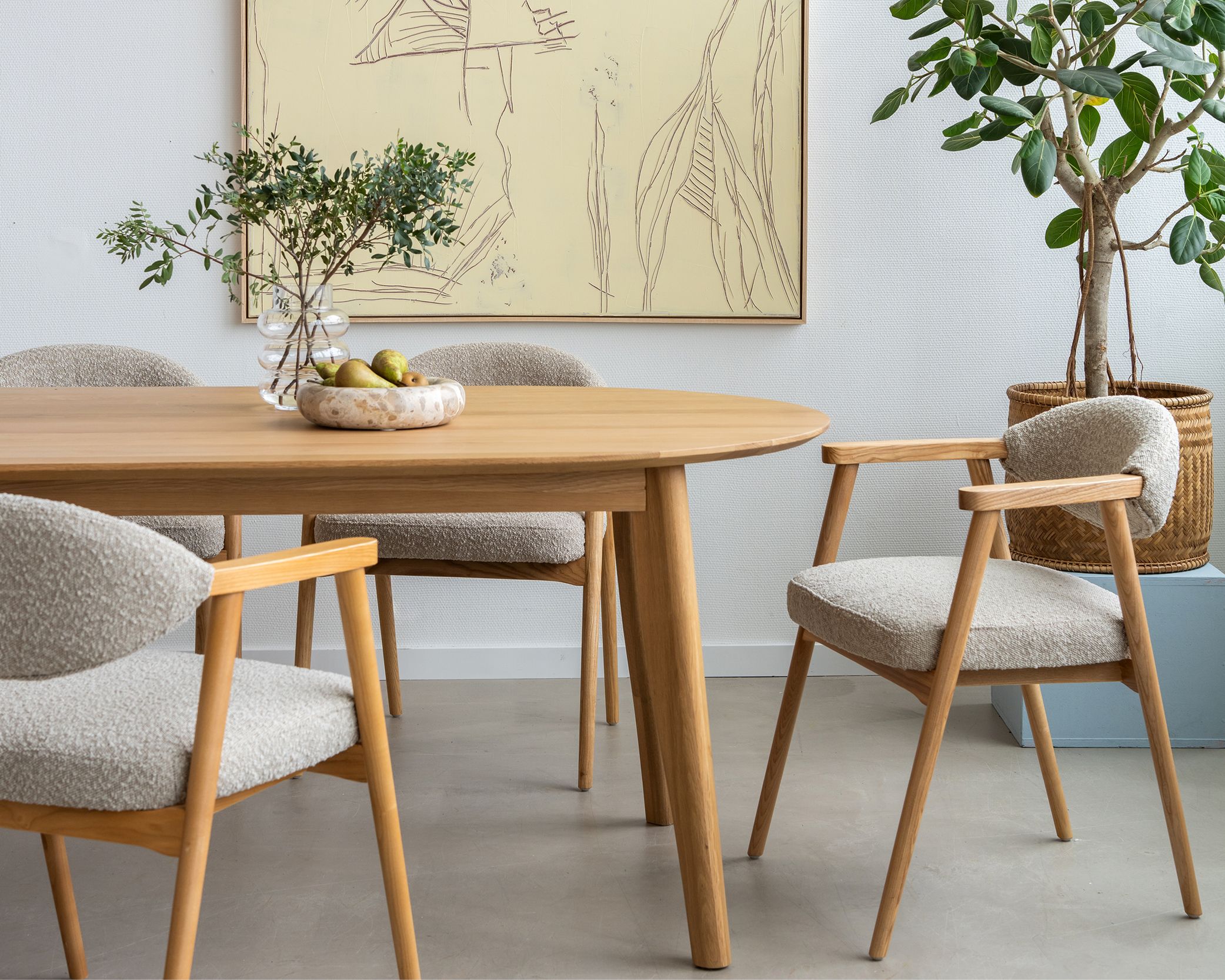 Eetkamer met lichteiken eettafel met 4 stoelen en wanddecoratie