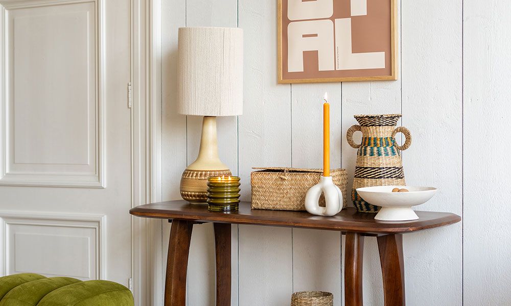 Lichte hal met houten sidetable