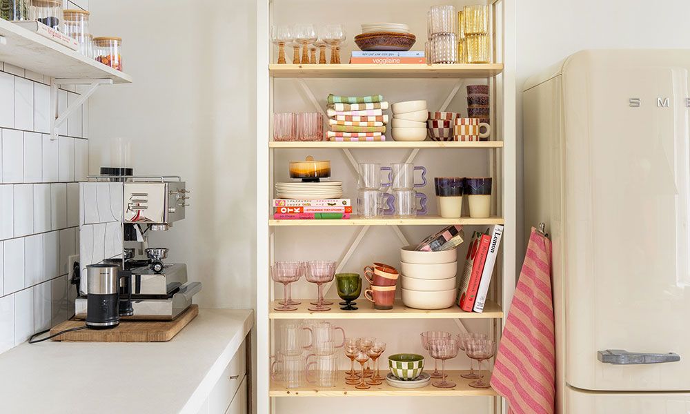 Lichte keuken met wandkast met gekleurd servies