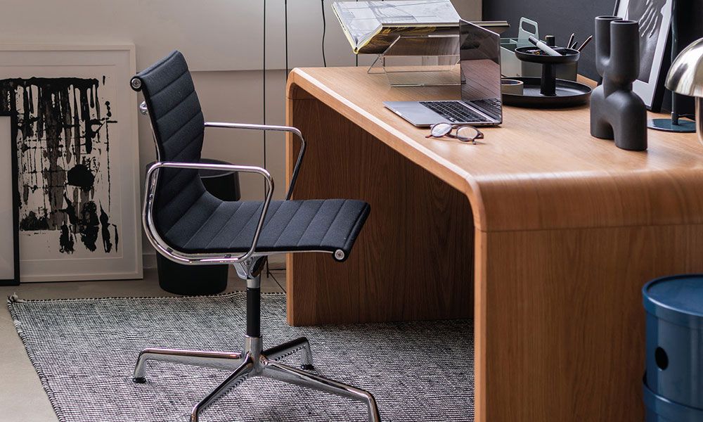 Houten bureau met zwarte design bureaustoel