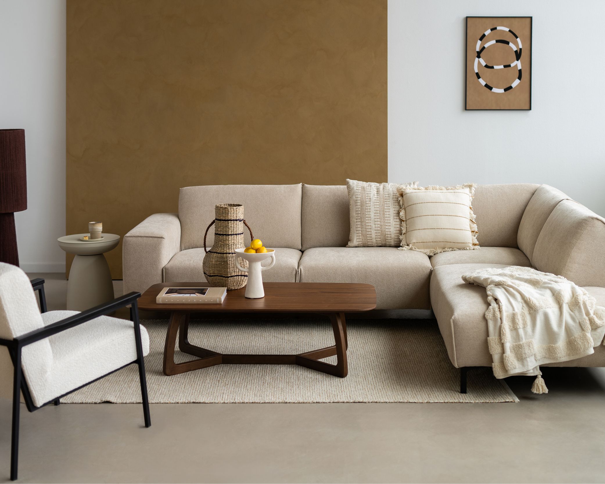 Woonkamer met beige bank en donker houten salontafel