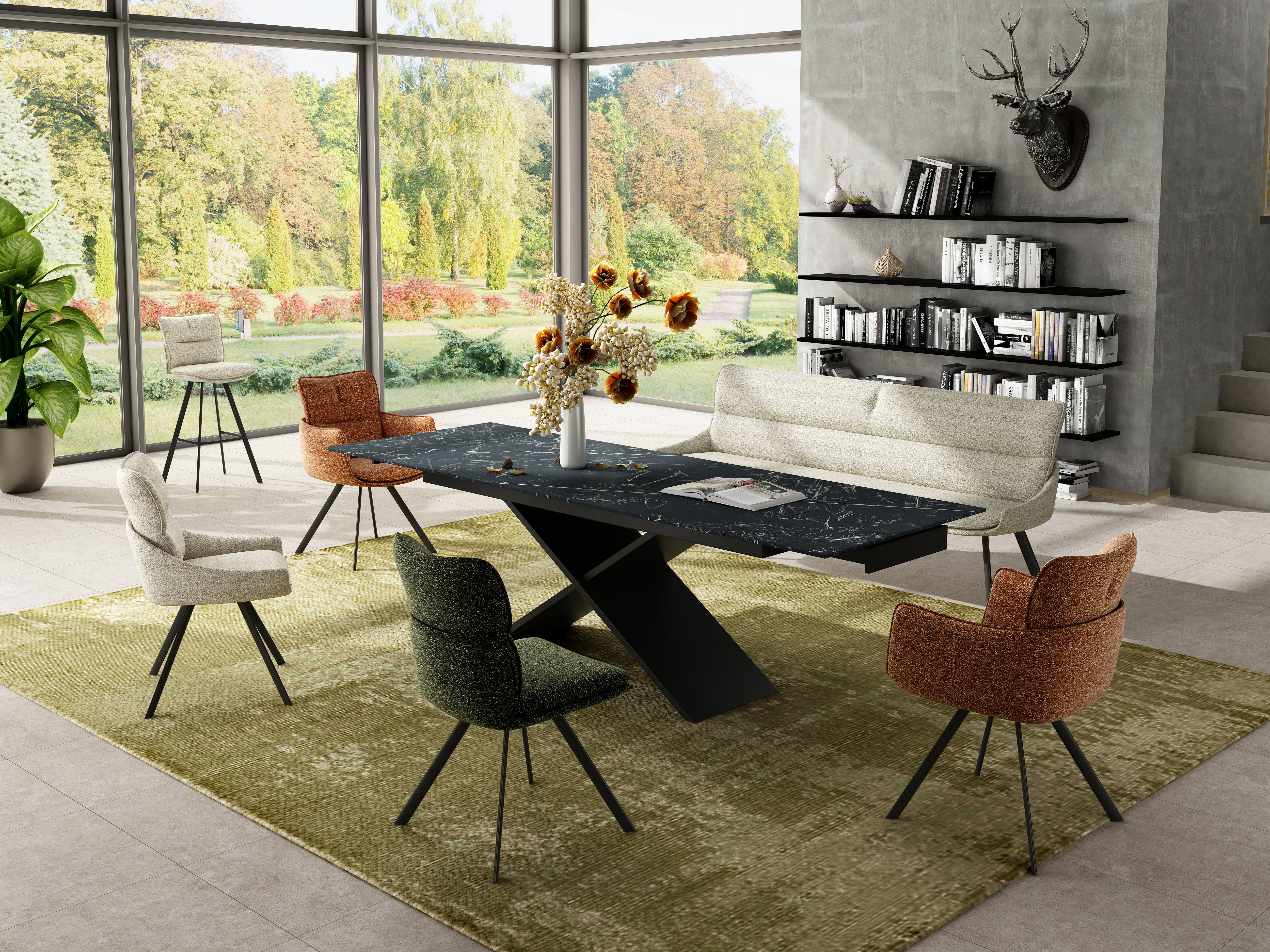 O-form Eetkamer met verschillende soorten stoelen