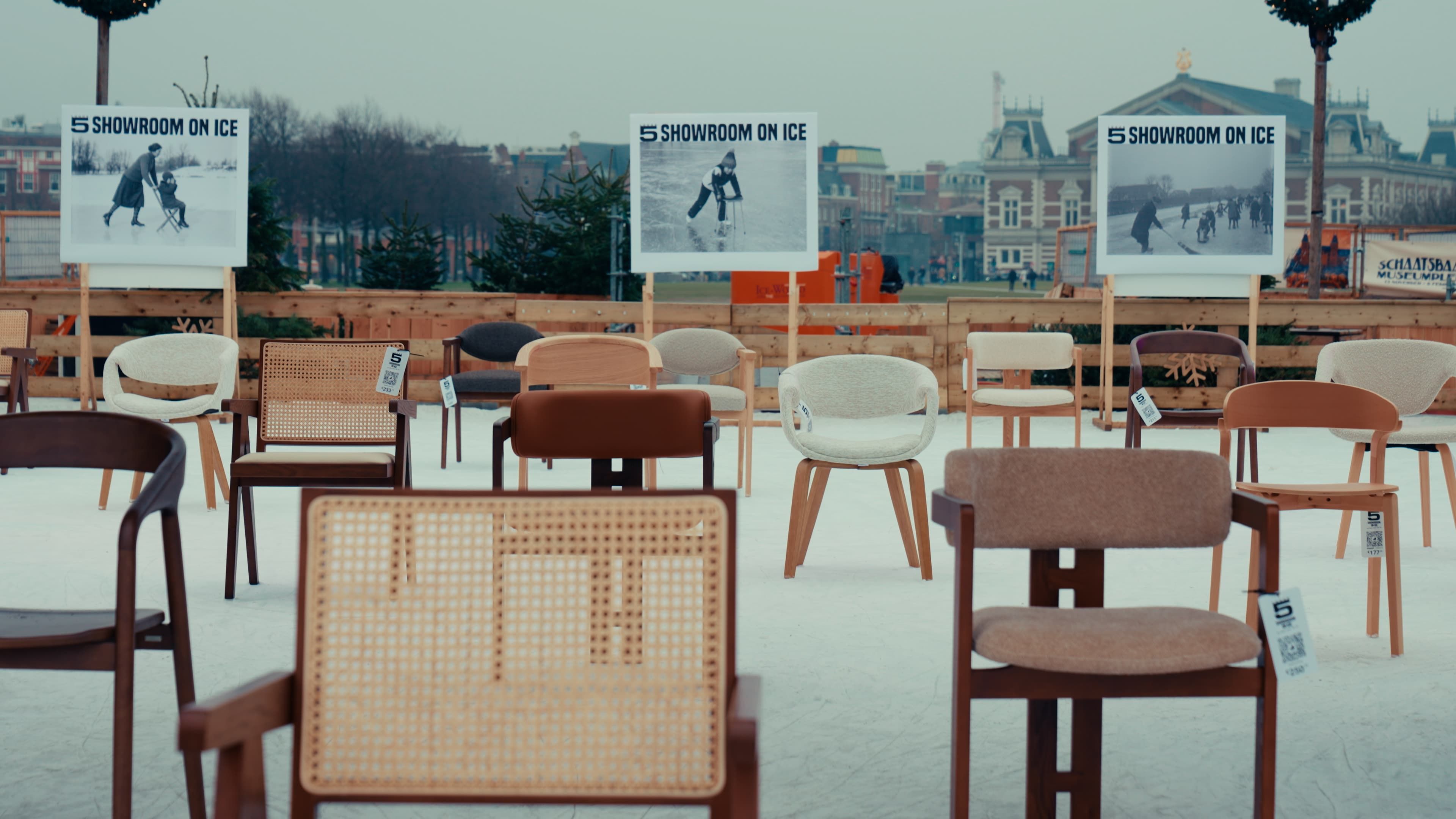 Stoelen van Loods 5 op de ijsbaan