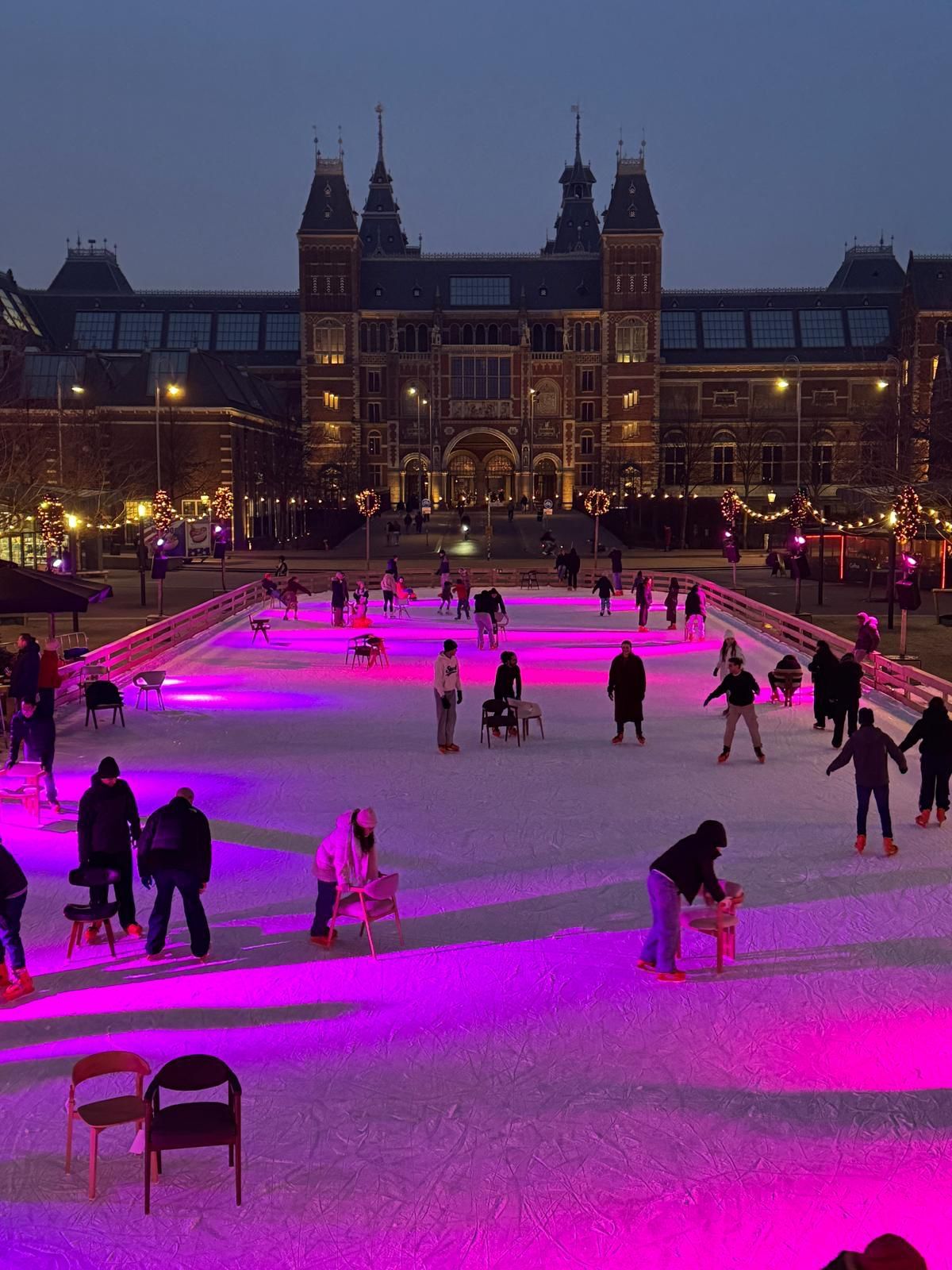 Schaatsbaan in het donker met Loods 5 stoelen