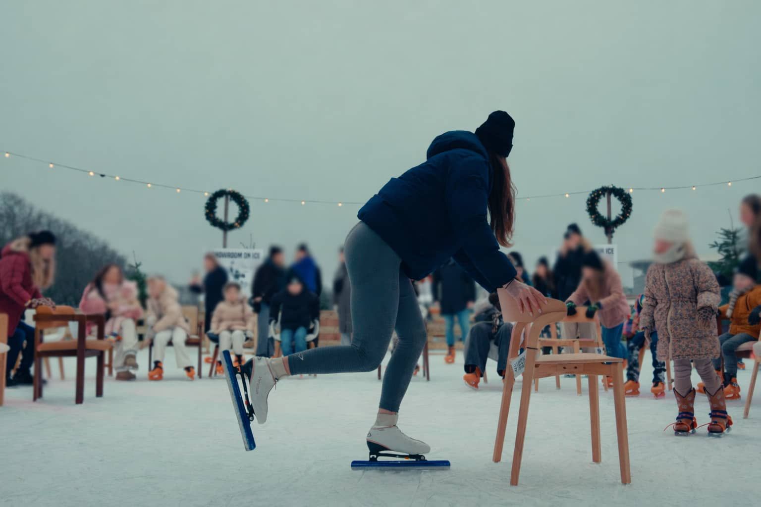 Schaatsbaan met kinderen en professionele schaatster