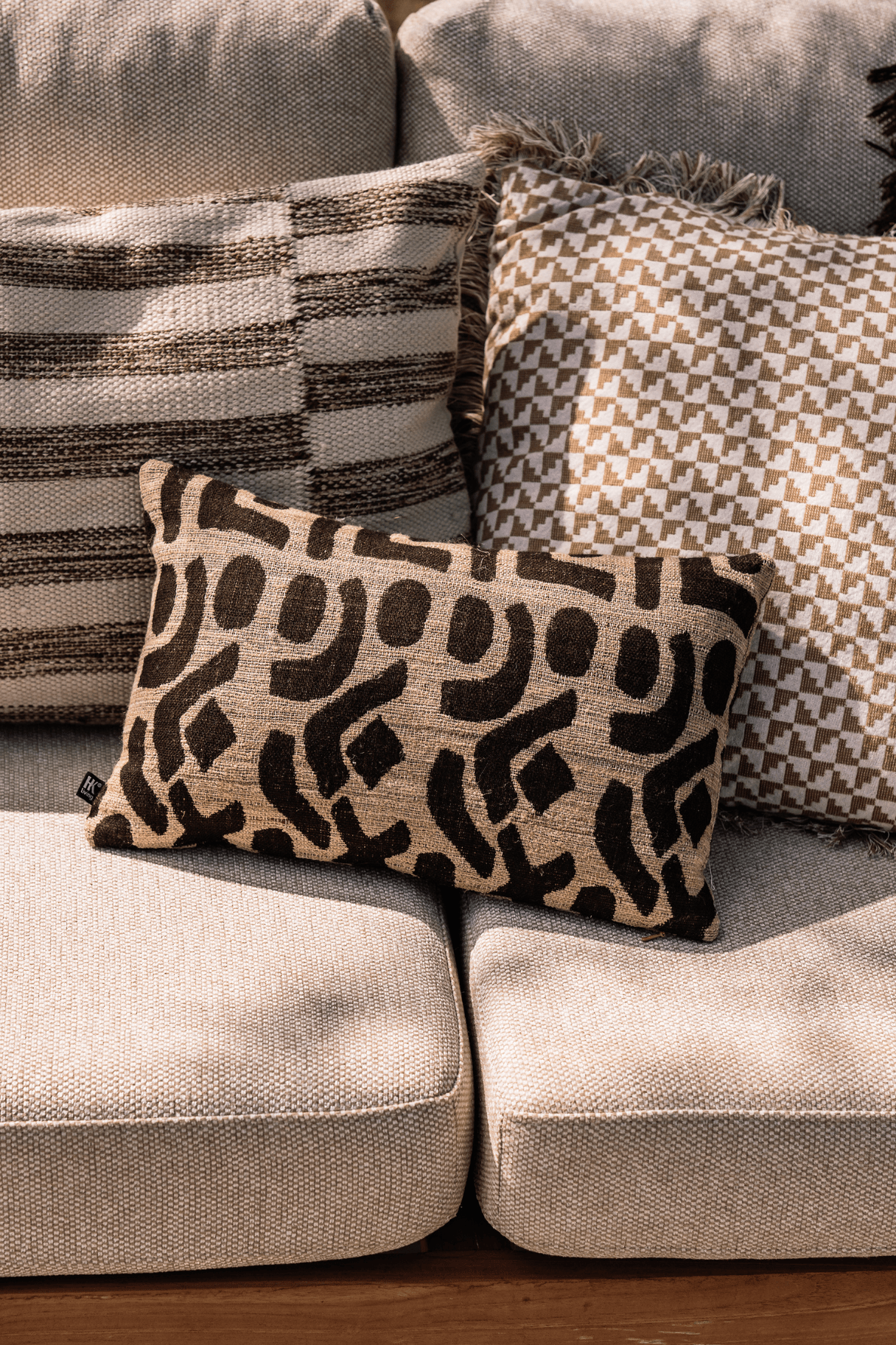 Closeup grafische kussens op loungeset