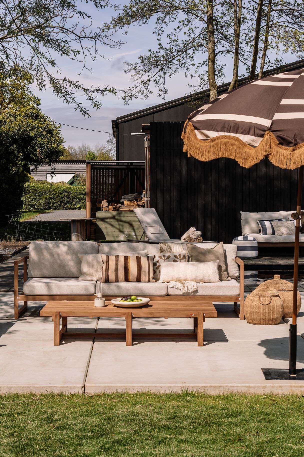 Loungeset van de voorkant met een parasol