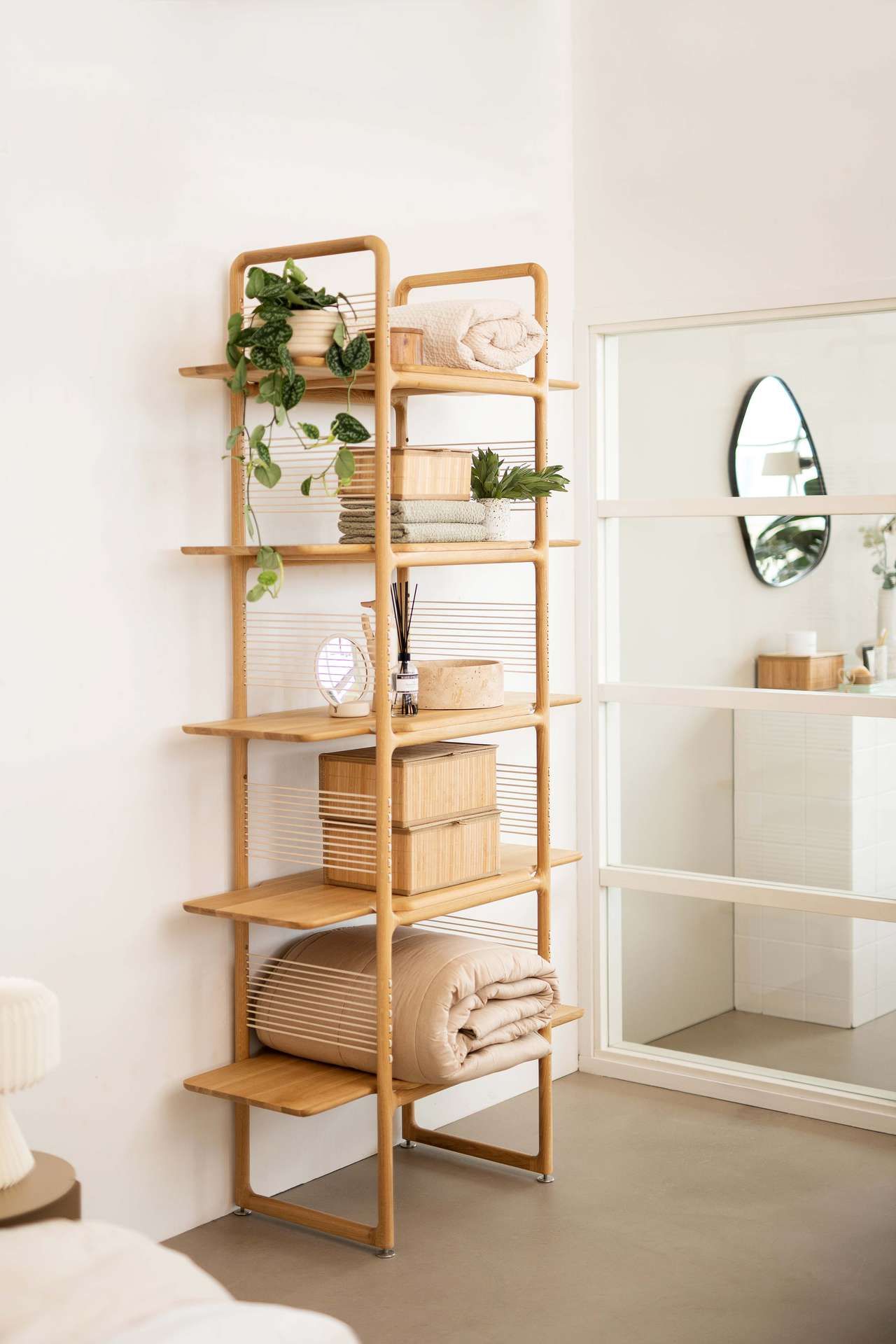 Vakkenkast hout met slaapkamer accessoires