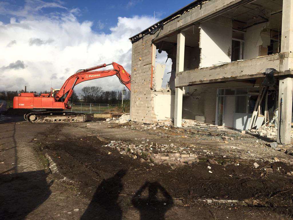 Gesloopt gebouw met sloopmachine
