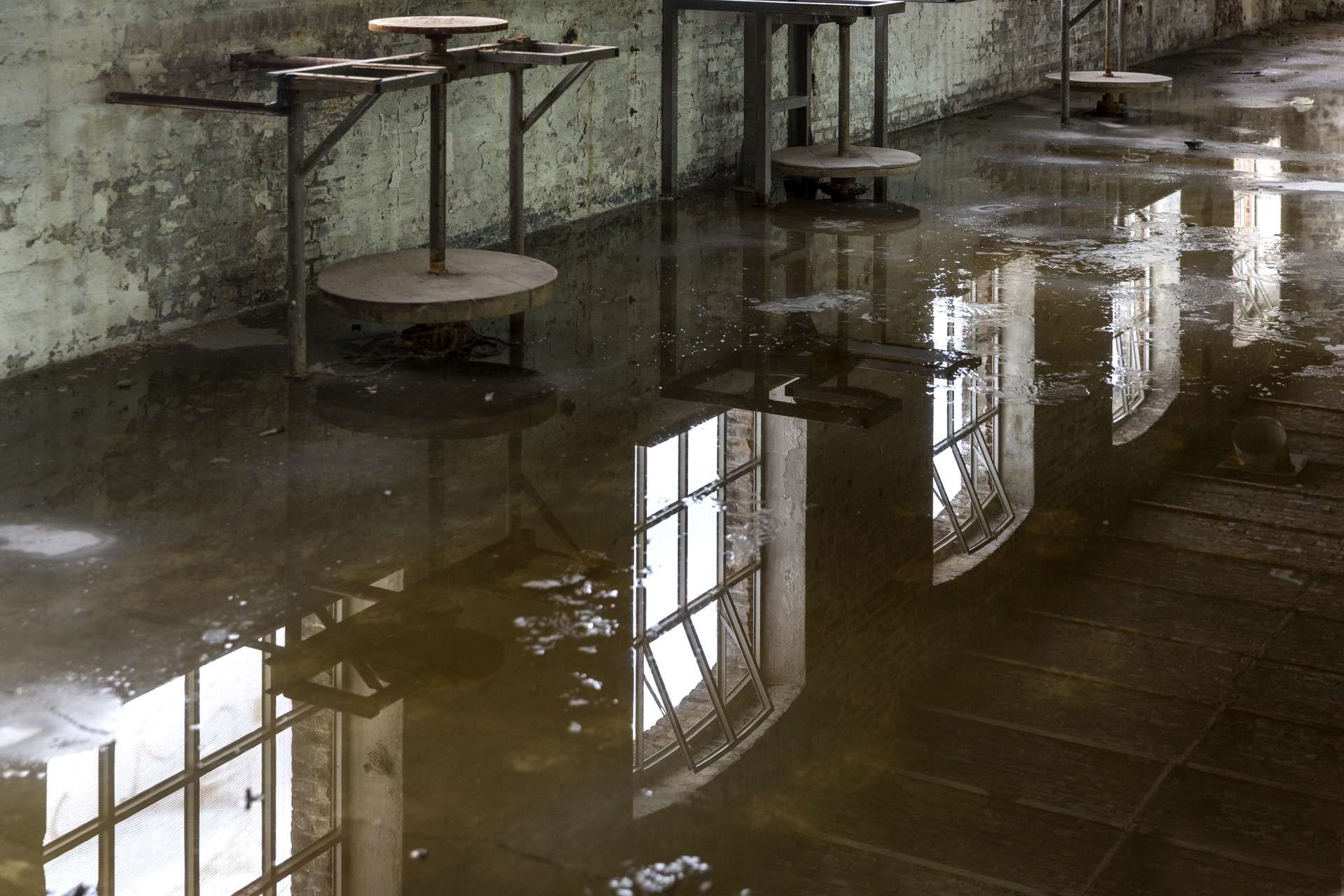 Oude Sphinxfabriek met regenplassen in Maastricht