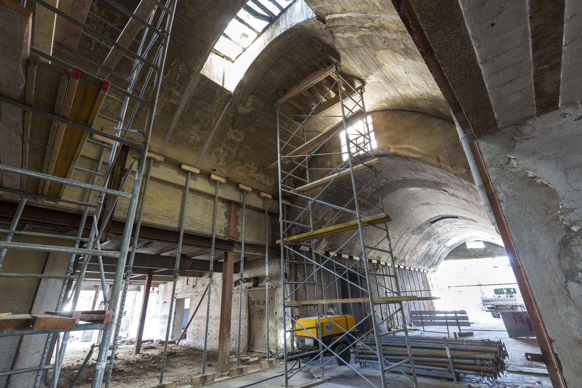 Bouwplaats oude Sphinxfabriek in Maastricht in de steigers