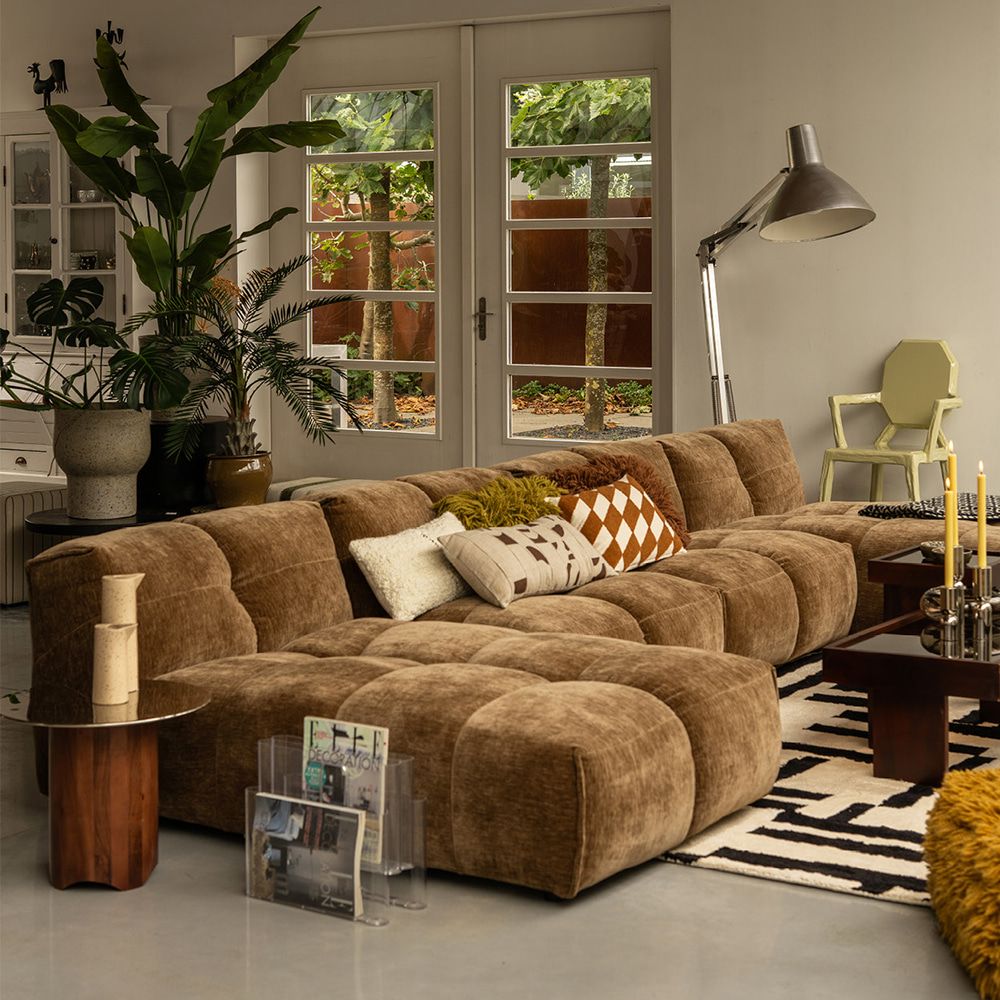 Bruine loungebank in cozy woonkamer