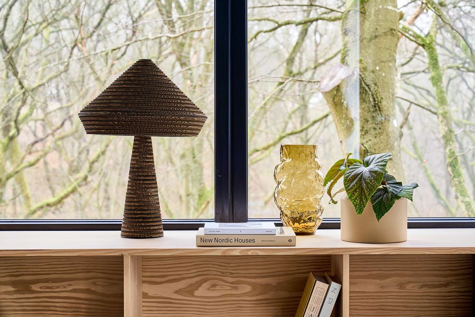 Bruin lampje op licht eikenhouten dressoir