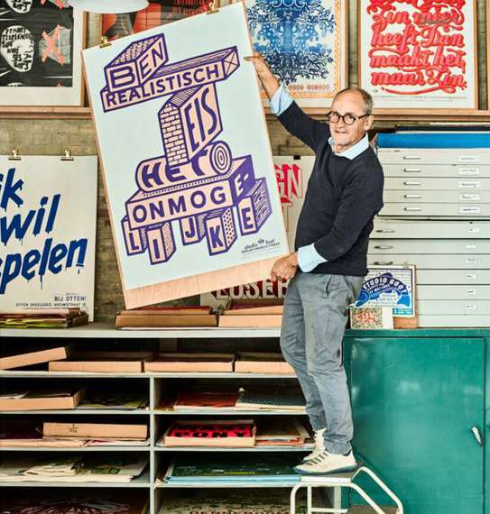 Man houdt grote poster vast van Studio Boot