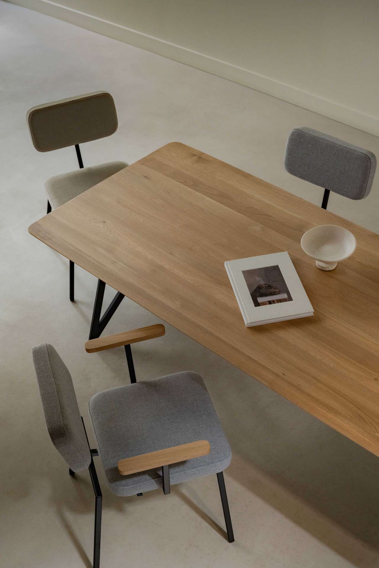 3 gestoffeerde om rechthoekige eikenhouten tafel heen
