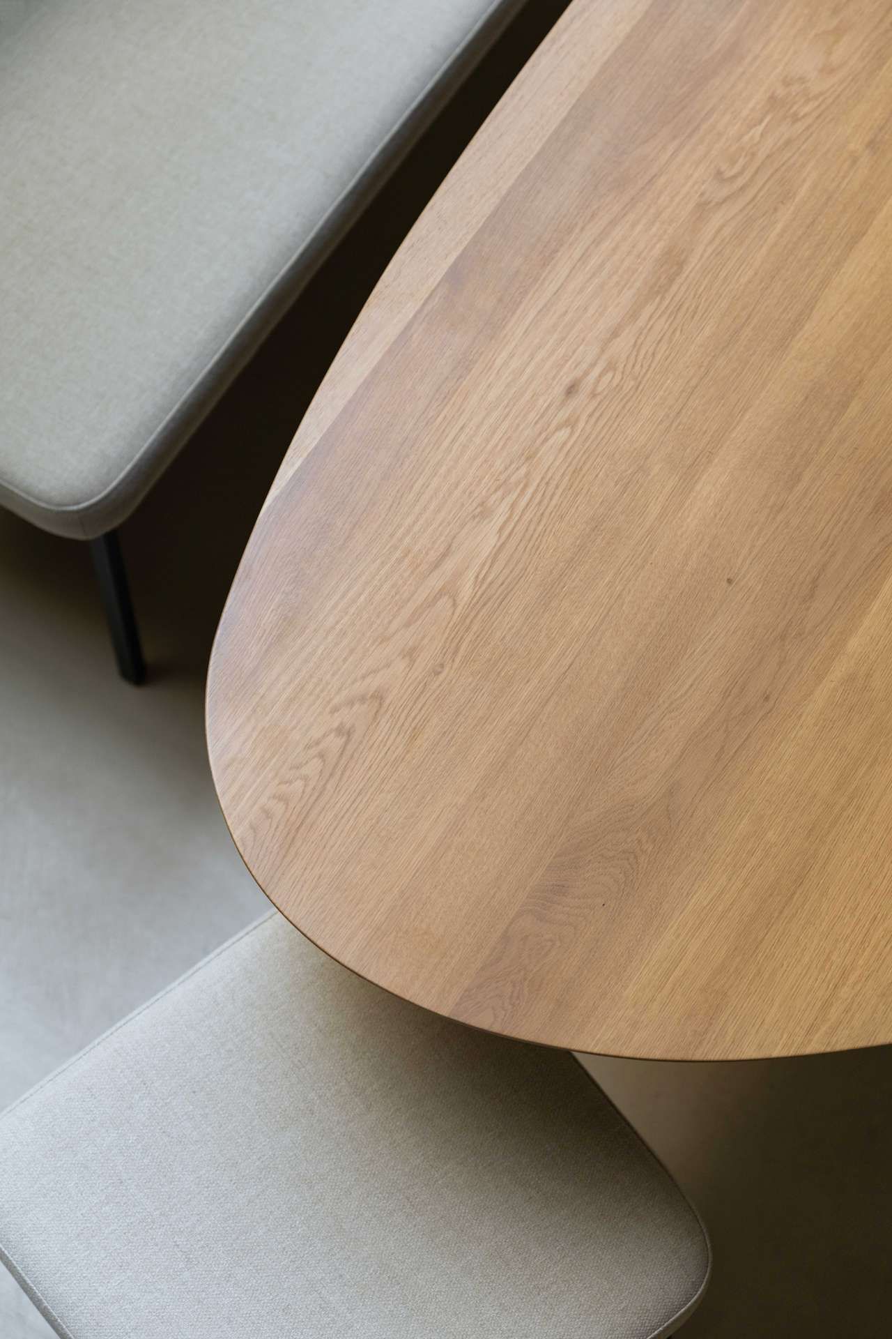 Bovenaanzicht van afgeronde eikenhouten tafel