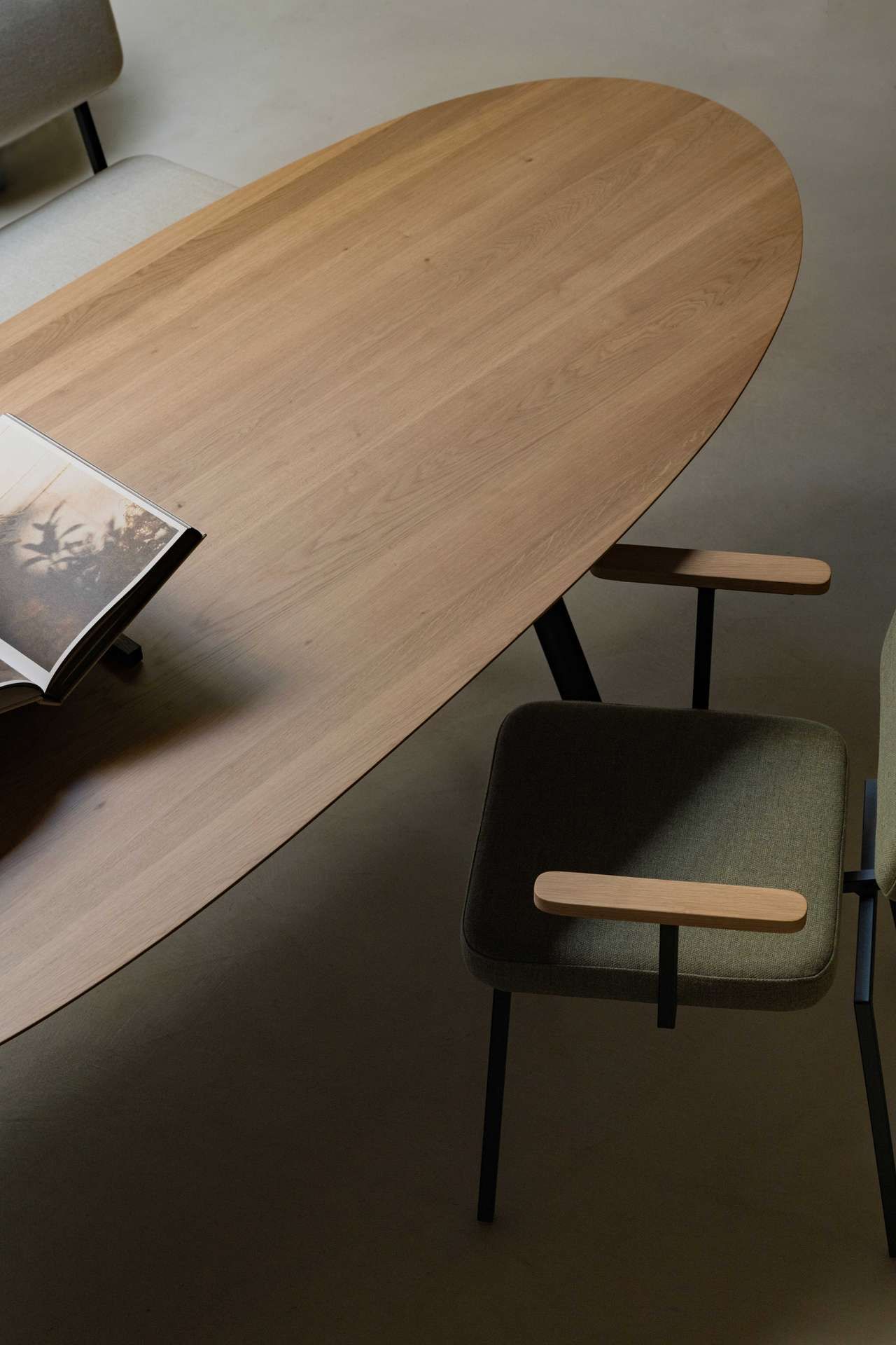 Eikenhouten tafel met afgeronde vorm