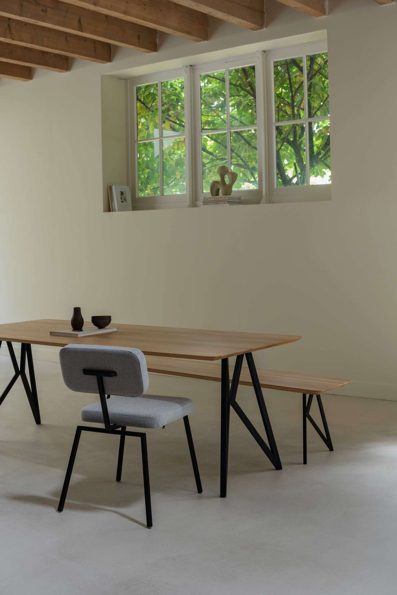eikenhouten-tafel met gestoffeerde stoel