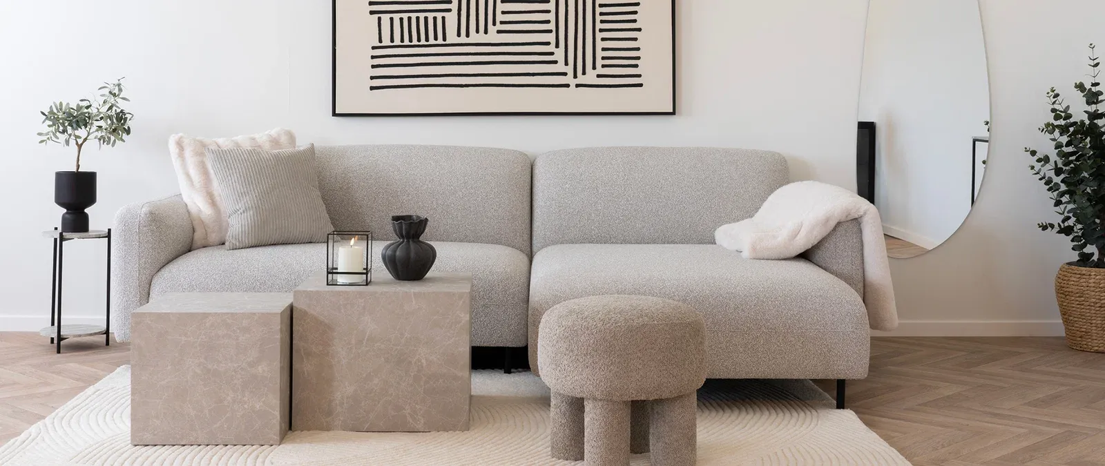 Beige 2-zitsbank met travertine look salontafel en poef