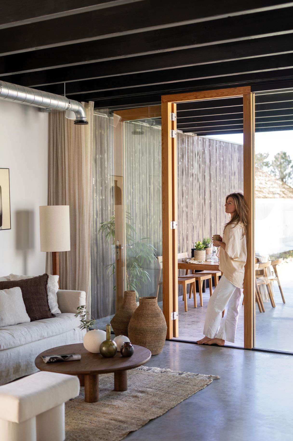 Woonkamer setting met lichte bank en houten salontafel