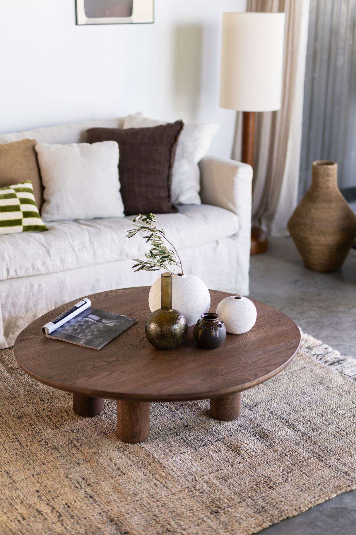 Houten organische salontafel met accessoires