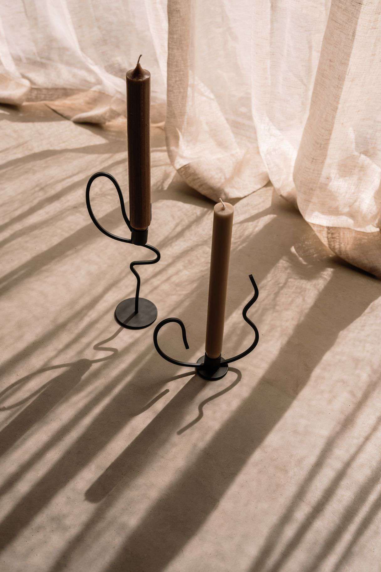 2 Ferm living kandelaren zwart met bruine kaars