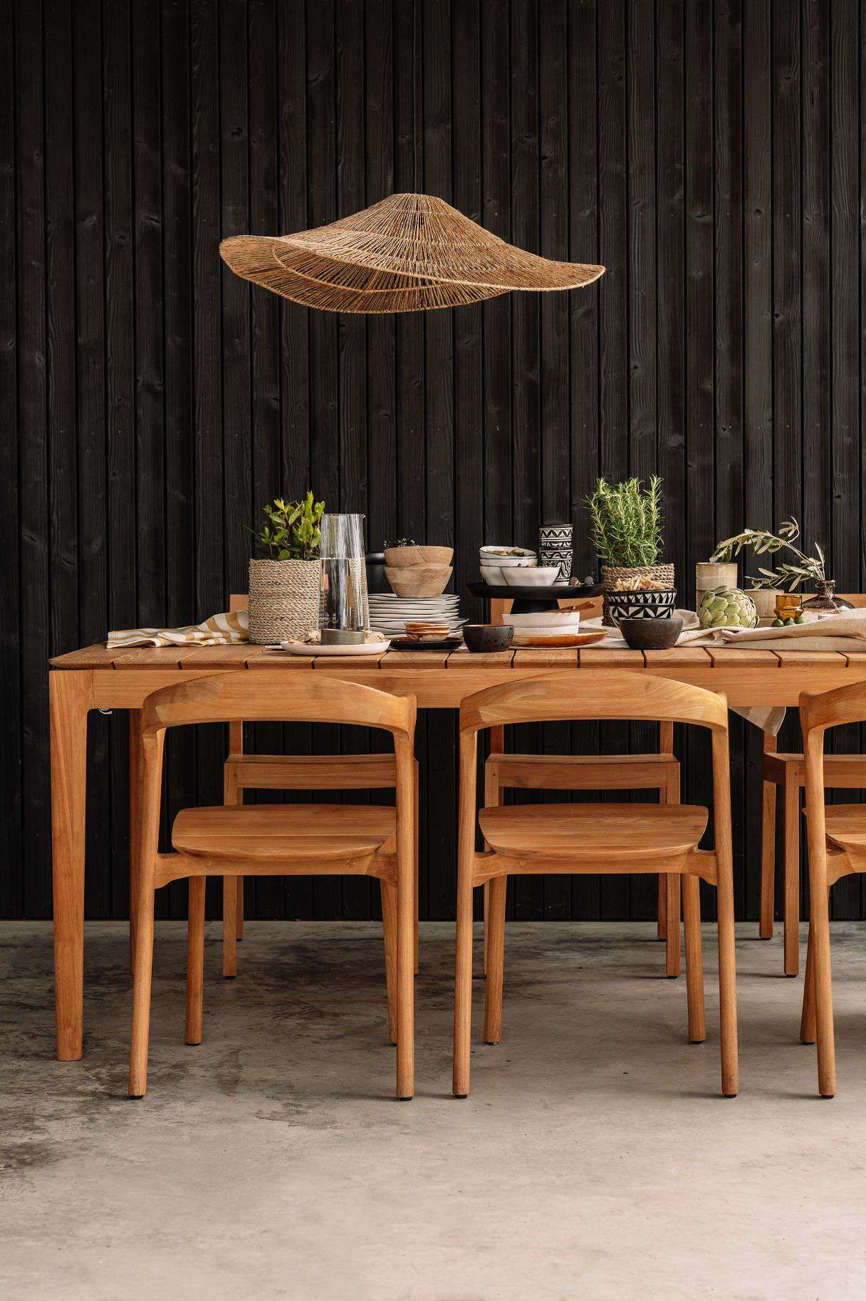 Gedekte eikenhouten tuintafel