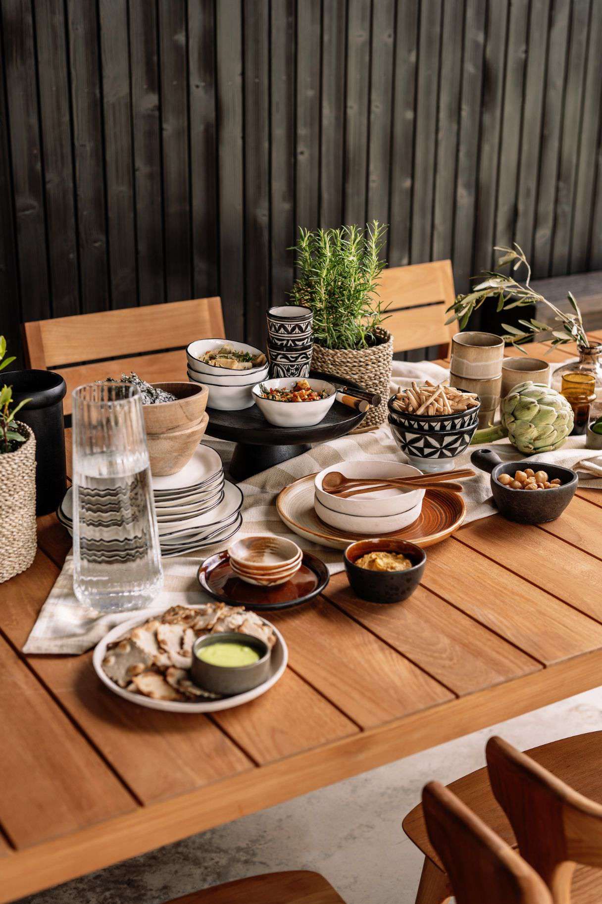 Eikenhouten tuintafel met servies en snacks